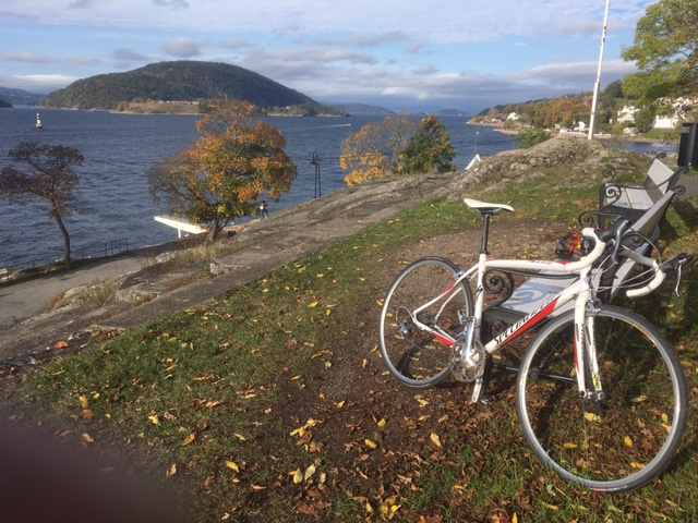 Ny sykkel plassert foran Oscarsborg festning